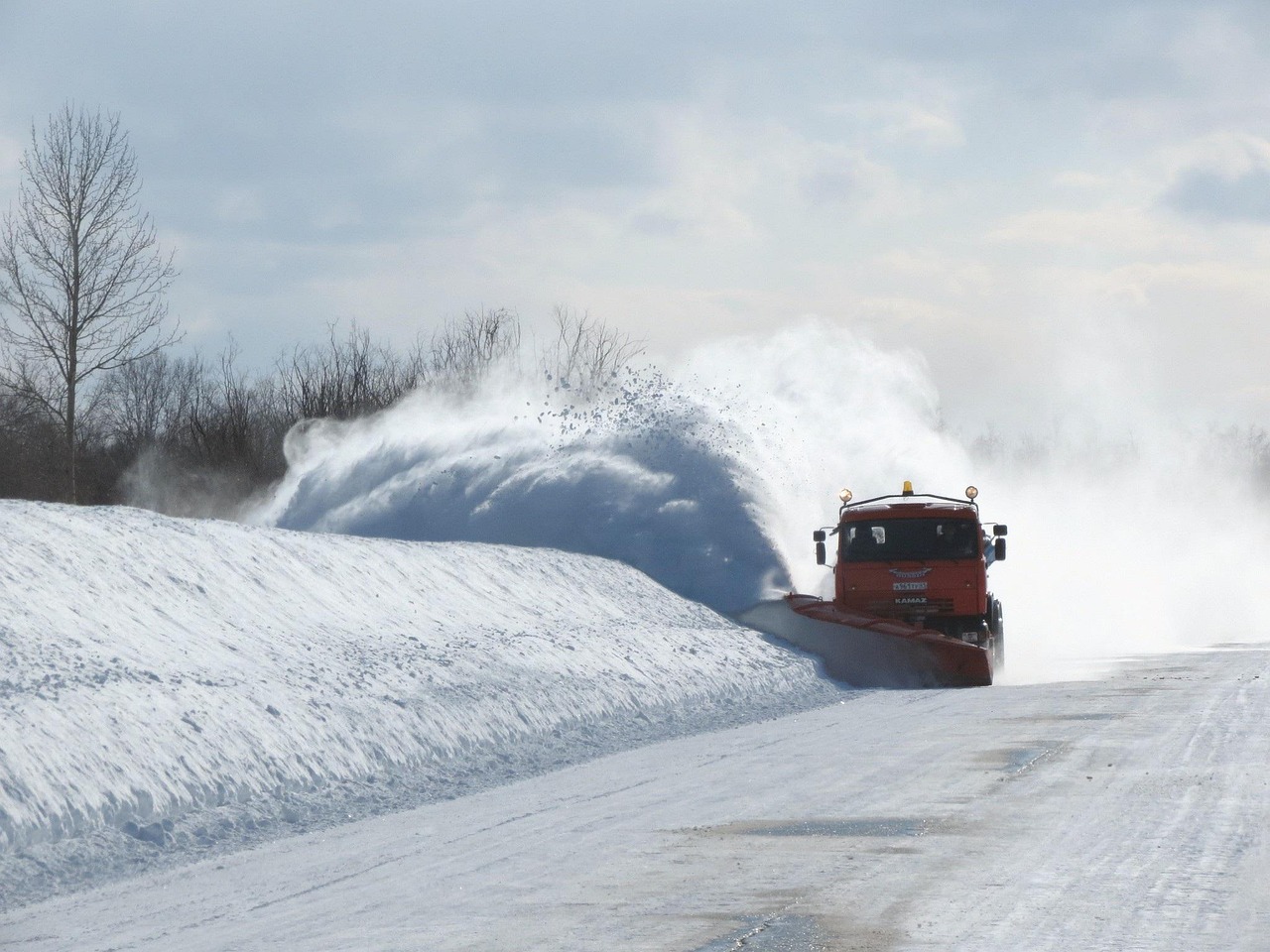 Räumfahrzeug im Winterdienst – Schnee und Eisfrei in Neuss